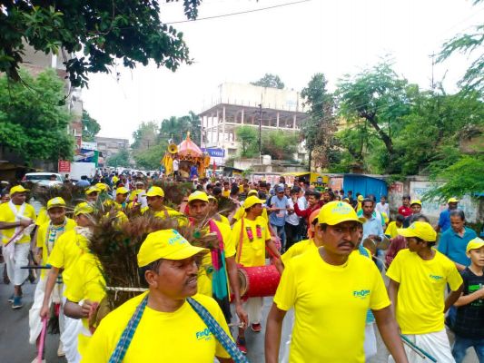 मौसी के घर गए महाप्रभु जगन्नाथ, रथयात्रा में उमड़ी भीड़