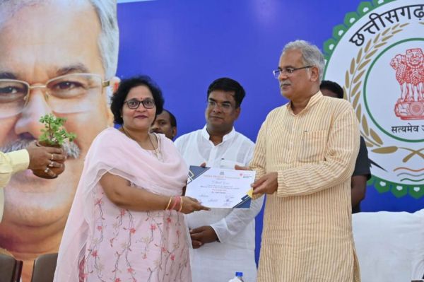 कोरोना काल में बेहतरीन कार्य के लिए सीएम के हाथों सम्मानित की गईं डॉ. आरती पांडेय
