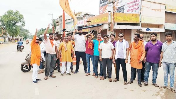 हत्या के विरोध में स्व स्फूर्त नगर बंद