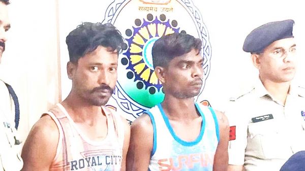 बाईक लूटकर भागे, पुलिस ने पीछाकर दो को पकड़ा