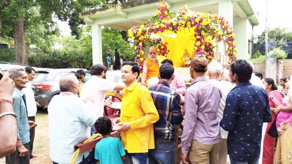 रथ पर विराजमान होकर निकले भगवान जगन्नाथ, उमड़े भक्त