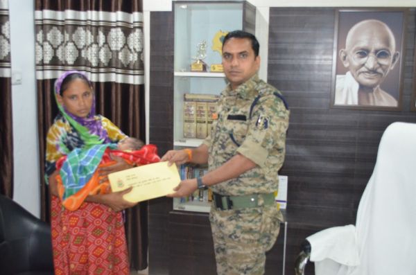 2 लाख की ईनामी महिला नक्सली ने किया समर्पण