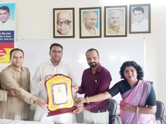 समर कैंप में दिए प्रशस्ति पत्र