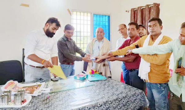 बिजली दफ्तर के बड़े बाबू को सेवानिवृति पर दी विदाई