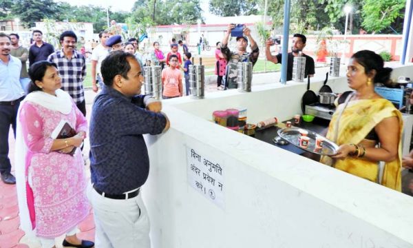 कलेक्टर ने सार्वजनिक स्थानों का किया निरीक्षण