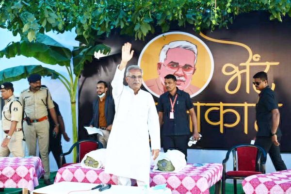 मुख्यमंत्री के हाथों हितग्राहियों को मिला वनाधिकार पट्टा