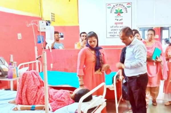 कलेक्टर ने सामु. स्वास्थ्य केन्द्र का किया निरीक्षण