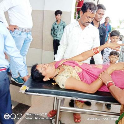 बाइक सवार ने पैदल चल रही महिला को मारी ठोकर