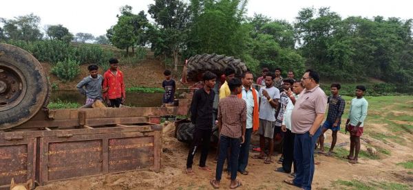 रेत भरी ट्रैक्टर-ट्रॉली पलटी, 3 गंभीर