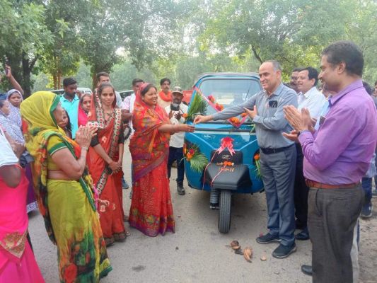 स्व-सहायता समूह की महिलाओं को ई-रिक्शा