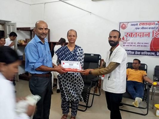न्यायिक कर्मचारियों एवं अधिवक्ताताओं ने किया रक्तदान