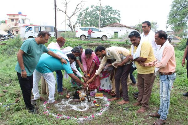 मेयर ने किया सामुदायिक भवन का भूमिपूजन