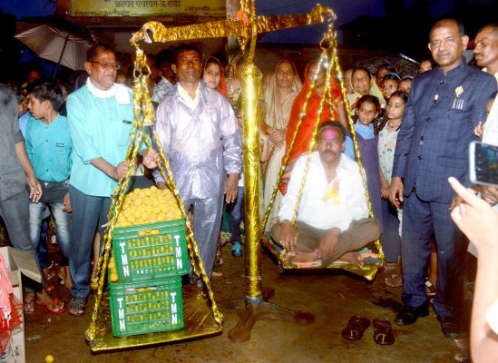 प्रधान पाठक यादव को लड्डओं से तौल ग्रामीणों ने दी विदाई