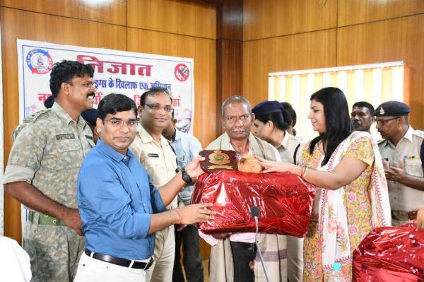 सेवानिवृत्त अधिकारी-कर्मचारियों को एसपी ने दी विदाई