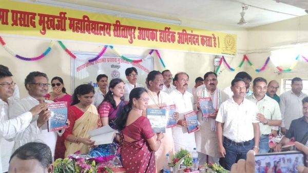 अमरजीत के हाथों से डॉ. रोहित कुमार की पुस्तक का विमोचन