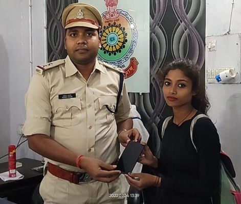 गुम मोबाइल बरामद, पुलिस ने मालिकों को सौंपा