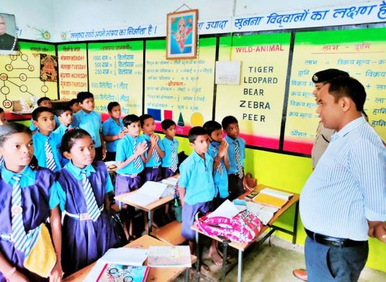 कलेक्टर बने शिक्षक, स्कूल में बच्चों को पढ़ाया पहाड़ा