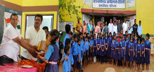 बंग समाज के जिलाध्यक्ष ने किया छात्रों का सम्मान