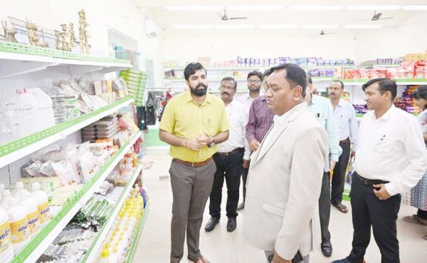 कलेक्टर  ने सी-मार्ट-जेनेरिक मेडिकल स्टोर्स का किया निरीक्षण