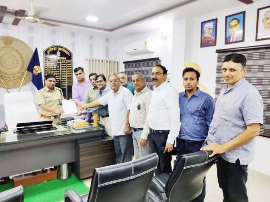 कारोबारी पर हमला, गिरफ्तारी की मांग, एसपी को सौंपा ज्ञापन