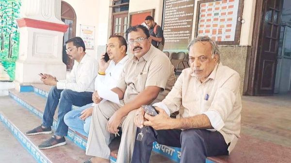 3 साल बाद भी नहीं बदली सीएम  की तस्वीर, कांग्रेस नेता बैठे धरने पर