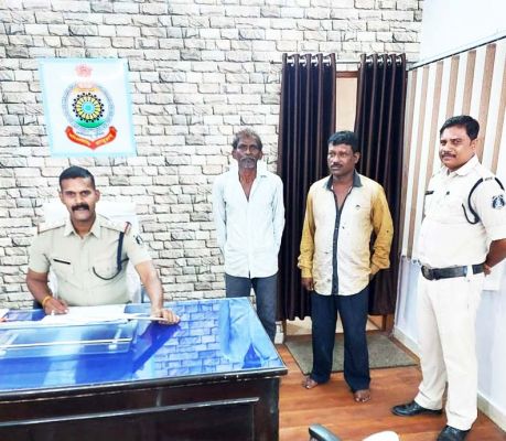 हथियार लेकर डराते दो पकड़ाए