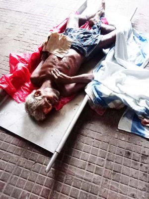 खेत में अधमरा पड़ा मिला बुजुर्ग, अस्पताल ले जाते मौत
