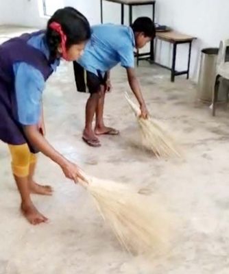 स्कूल में विद्यार्थियों से झाड़ू लगवाने वाला प्रधान पाठक निलंबित