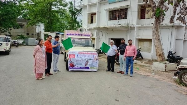 जनसंख्या स्थिरीकरण रथ रवाना, सीएमएचओ ने दिखाई हरी झंडी