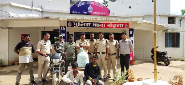 बाइक से गांजा तस्करी, यूपी के 2 गिरफ्तार