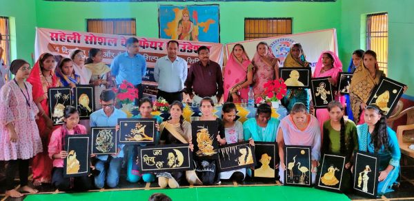 पैराआर्ट का प्रशिक्षण लेने वाले प्रशिक्षणार्थियों का संभागायुक्त ने किया उत्साहवर्धन