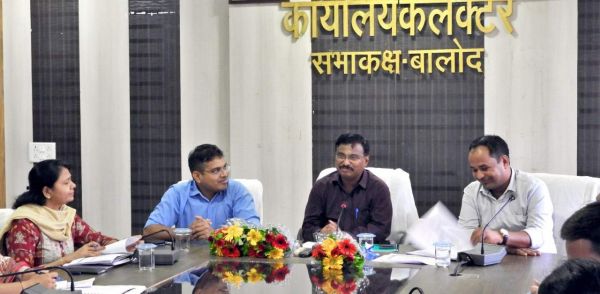 संभागायुक्त ने ली जिला स्तरीय अधिकारियों की बैठक