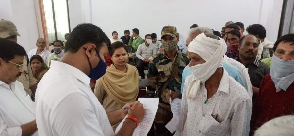 आवेदकों के पास स्वयं पहुंचे कलेक्टर, आमजनों की सुनी समस्याएं