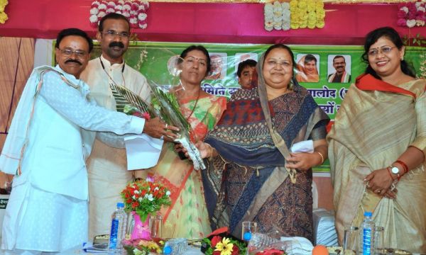 मंत्री अनिला ने कृषि उपज मंडी के भारसाधक समिति के सदस्यों को दिलाई शपथ