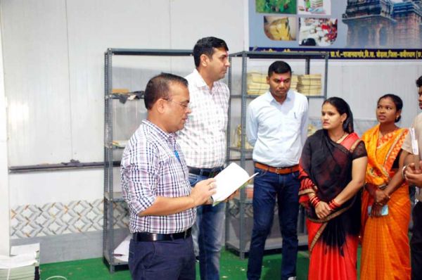 महिला समूहों द्वारा निर्मित घरेलू व दैनिक जीवन के सामान सी-मार्ट में