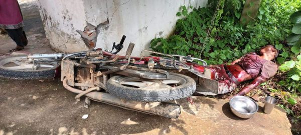 बेकाबू बाइक सवार को बचाने के चक्कर में दीवार से टकराई बाइक, एक मौत