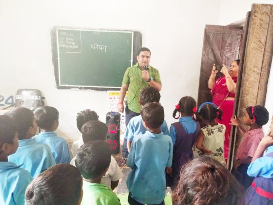 शिक्षक गैरहाजिर, एक दिन का वेतन काटने निर्देश