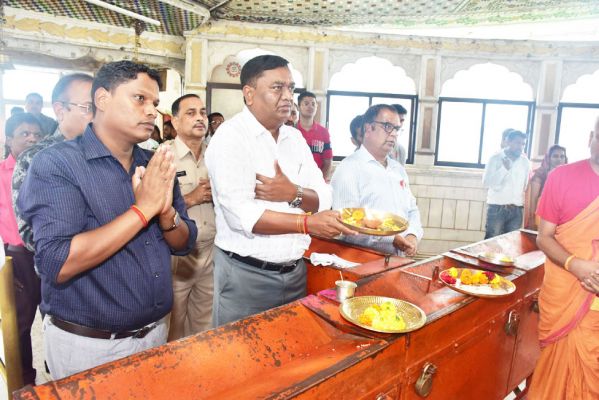 कलेक्टर ने बम्लेश्वरी का किया दर्शन