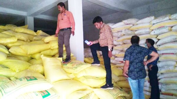 खाद विक्रय में मिली अनियमितता, 6 दुकानें सील, 7 को नोटिस