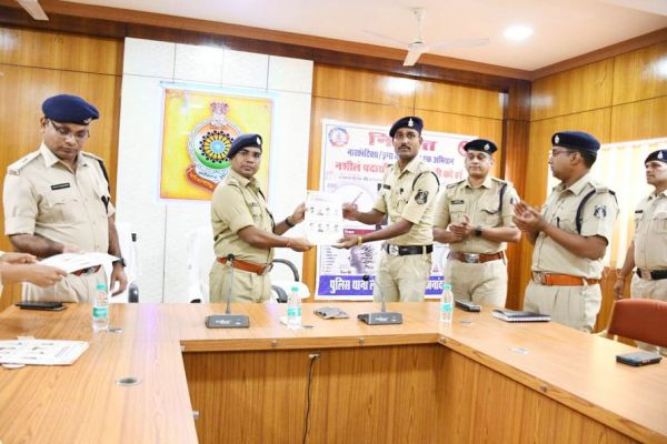 उत्कृष्ट कार्य करने वाले 8 पुलिस कर्मी पुरस्कृत