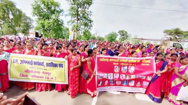 वादा खिलाफी का आरोप लगाते हुए आंबा कार्यकर्ताओं ने किया धरना-प्रदर्शन, सीएम के नाम सौंपा ज्ञापन