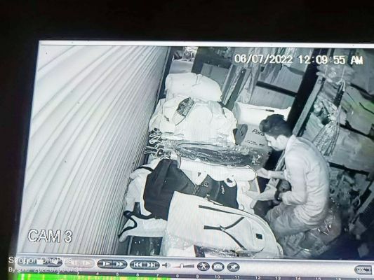 मोबाइल, हार्डवेयर की दुकान में चोरी, सीसीटीवी में कैद