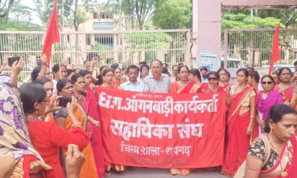 6 सूत्रीय मांगों को लेकर आंगनबाड़ी कार्यकर्ताओं ने निकाली रैली