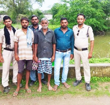 महुआ शराब के साथ तीन पकड़ाए