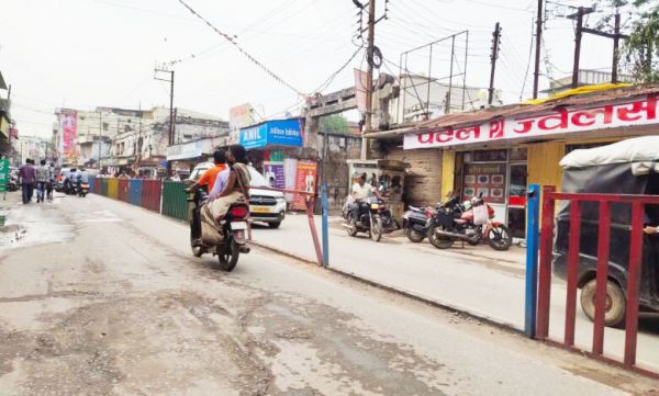 डिवाइडर पर लगे लोहे के एंगल की चोरी