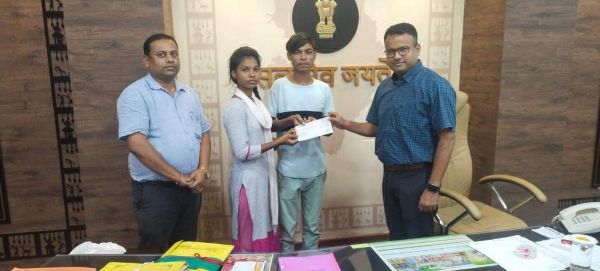 आशीष और कोमल को कलेक्टर की पहल पर मिली तत्काल मदद