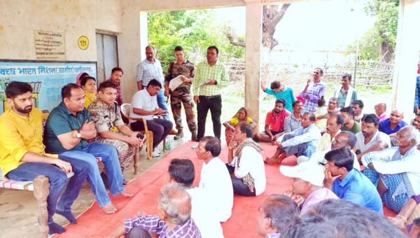 कलेक्टर,-एसपी ने किया वनांचल के गांवों का किया दौरा, जनचौपाल लगाकर सुनीं समस्याएं