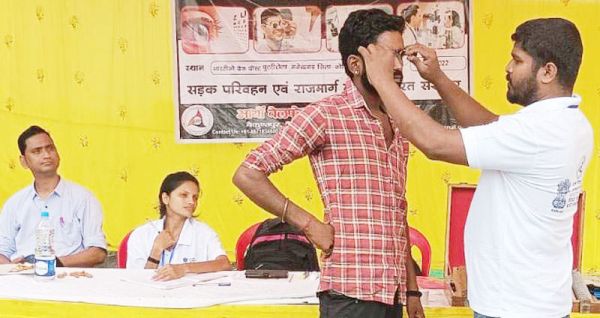 ट्रक चालकों की नि:शुल्क नेत्र जांच, दिए गए चश्मे