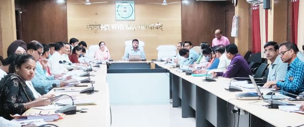 विभागों में लंबित पुराने प्रकरण निपटाएं अधिकारी- कलेक्टर