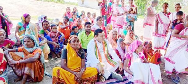 ठूठी अंबा में विधायक का ढोल नगाड़े के साथ स्वागत